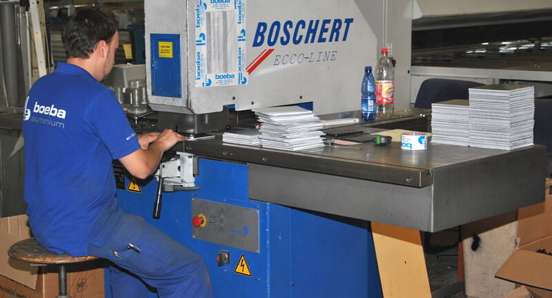 Hydraulische Stanze für Löcher und Ausklinkungen.
